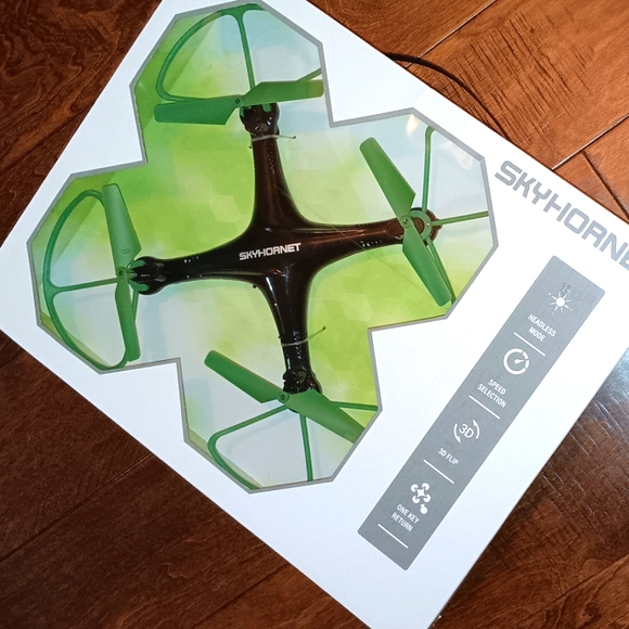 Brand NEW in Box SkyHornet Quadrocopter Drone - Picture 1 of 4